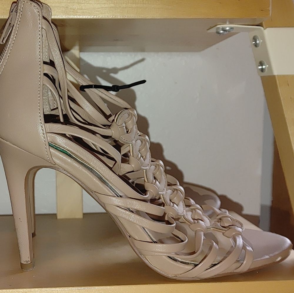 Openwork Beige Sandals with Zippers at Heels Sz 7b